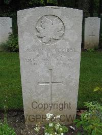 Etaples Military Cemetery - Lucas, R L